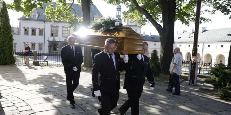 25.08.2022 Kielce. Katedra. Pogrzeb Alojzego Obornego, wieloletniego dyrektora Muzeum Narodowego w Kielcach / Fot. Jarosław Kubalski - Radio Kielce