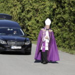25.08.2022 Kielce. Katedra. Pogrzeb Alojzego Obornego, wieloletniego dyrektora Muzeum Narodowego w Kielcach / Fot. Jarosław Kubalski - Radio Kielce