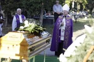 25.08.2022 Kielce. Katedra. Pogrzeb Alojzego Obornego, wieloletniego dyrektora Muzeum Narodowego w Kielcach / Fot. Jarosław Kubalski - Radio Kielce