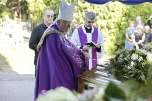 25.08.2022 Kielce. Katedra. Pogrzeb Alojzego Obornego, wieloletniego dyrektora Muzeum Narodowego w Kielcach / Fot. Jarosław Kubalski - Radio Kielce