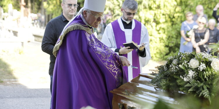 25.08.2022 Kielce. Katedra. Pogrzeb Alojzego Obornego, wieloletniego dyrektora Muzeum Narodowego w Kielcach / Fot. Jarosław Kubalski - Radio Kielce