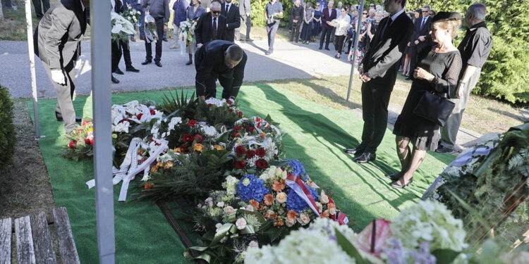 25.08.2022 Kielce. Katedra. Pogrzeb Alojzego Obornego, wieloletniego dyrektora Muzeum Narodowego w Kielcach / Fot. Jarosław Kubalski - Radio Kielce