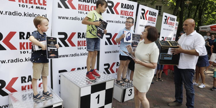 27.08.2022. Kielce. Park Miejski. Finał Wakacyjnej Szkoły Szachowej Polskiego Radia Kielce. Na zdjęciu od lewej: Maciej Krawiec, Jan Jedlikowski, Ksawery Łodejski, Marta Orłowska - Fundacja Dobry Ruch i Marek Wtorek - Radio Kielce/ Fot. Jarosław Kubalski - Radio Kielce