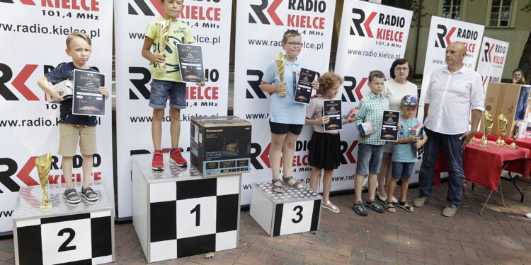 27.08.2022. Kielce. Park Miejski. Finał Wakacyjnej Szkoły Szachowej Polskiego Radia Kielce. Na podium od lewej: Maciej Krawiec, Jan Jedlikowski, Ksawery Łodejski / Fot. Jarosław Kubalski - Radio Kielce