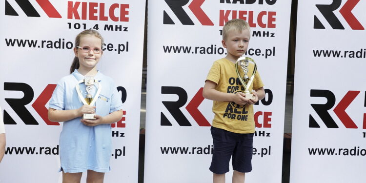 27.08.2022. Kielce. Park Miejski. Finał Wakacyjnej Szkoły Szachowej Polskiego Radia Kielce. Najmłodsi uczestnicy Kornelia Łodejska i Filip Sławski / Fot. Jarosław Kubalski - Radio Kielce