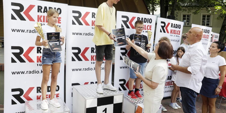 27.08.2022. Kielce. Park Miejski. Finał Wakacyjnej Szkoły Szachowej Polskiego Radia Kielce. Na podium od lewej: Inka Pisana, Yan Butsiak i Paweł Stasica / Fot. Jarosław Kubalski - Radio Kielce