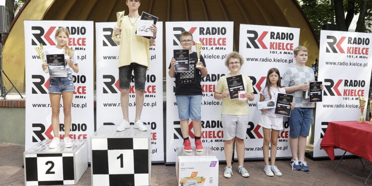 27.08.2022. Kielce. Park Miejski. Finał Wakacyjnej Szkoły Szachowej Polskiego Radia Kielce. Na zdjęciu od lewej: Inka Pisana, Yan Butsiak, Paweł Stasica, Bartłomiej Stawecki, Maja Jedlikowska i Jan Tomczyk / Fot. Jarosław Kubalski - Radio Kielce