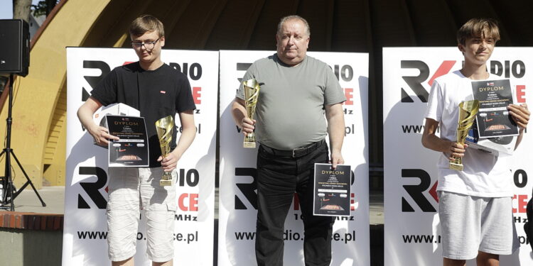 27.08.2022. Kielce. Park Miejski. Finał Wakacyjnej Szkoły Szachowej Polskiego Radia Kielce. Na zdjęciu od lewej: Franciszek Kozłowski, Andrey Matviychuk i Aleksander Józefik / Fot. Jarosław Kubalski - Radio Kielce