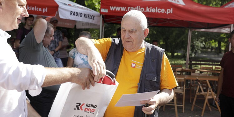 27.08.2022. Kielce. Park Miejski. Finał Wakacyjnej Szkoły Szachowej Polskiego Radia Kielce. Najstarszy uczestnik Stanisław Duliński / Fot. Jarosław Kubalski - Radio Kielce