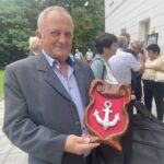 14.08.2022. Wiśniowa. Otwarcie odrestaurowanego pałacu. Na zdjęciu: Józef Żak - regionalista ze swoim podarunkiem dla pałacu/ Fot. Grażyna Szlęzak - Radio Kielce