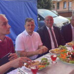 14.08.2022. Zochcinek. „Bitwa Regionów" w powiecie opatowskim. Na zdjęciu (od lewej): Mariusz Bezak - ekspert kulinarny, Jacek Toś - dyrektor kieleckiego oddziału KOWR, Artur Lis - kierownik ARiMR w Opatowie, Tadeusz Jakubowski - dyrektor KRUS w Kielcach. / Fot. Emilia Sitarska - Radio Kielce