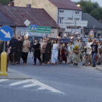 12.08.2022. Nowa Słupa. Dymarki. Pochód z pochodniami / Fot. Jarosław Kubalski - Radio Kielce