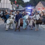 12.08.2022. Nowa Słupa. Dymarki. Pochód z pochodniami / Fot. Jarosław Kubalski - Radio Kielce