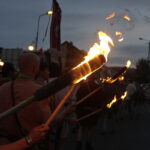 12.08.2022. Nowa Słupa. Dymarki. Pochód z pochodniami / Fot. Jarosław Kubalski - Radio Kielce