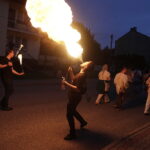 12.08.2022. Nowa Słupa. Dymarki. Pochód z pochodniami / Fot. Jarosław Kubalski - Radio Kielce