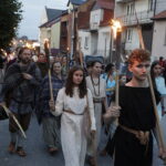 12.08.2022. Nowa Słupa. Dymarki. Pochód z pochodniami / Fot. Jarosław Kubalski - Radio Kielce