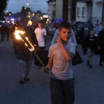 12.08.2022. Nowa Słupa. Dymarki. Pochód z pochodniami / Fot. Jarosław Kubalski - Radio Kielce