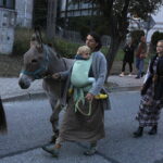 12.08.2022. Nowa Słupa. Dymarki. Pochód z pochodniami / Fot. Jarosław Kubalski - Radio Kielce