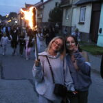 12.08.2022. Nowa Słupa. Dymarki. Pochód z pochodniami / Fot. Jarosław Kubalski - Radio Kielce