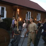 12.08.2022. Nowa Słupa. Dymarki. Pochód z pochodniami / Fot. Jarosław Kubalski - Radio Kielce