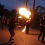 12.08.2022. Nowa Słupa. Dymarki. Pochód z pochodniami / Fot. Jarosław Kubalski - Radio Kielce