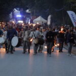 12.08.2022. Nowa Słupa. Dymarki. Pochód z pochodniami / Fot. Jarosław Kubalski - Radio Kielce