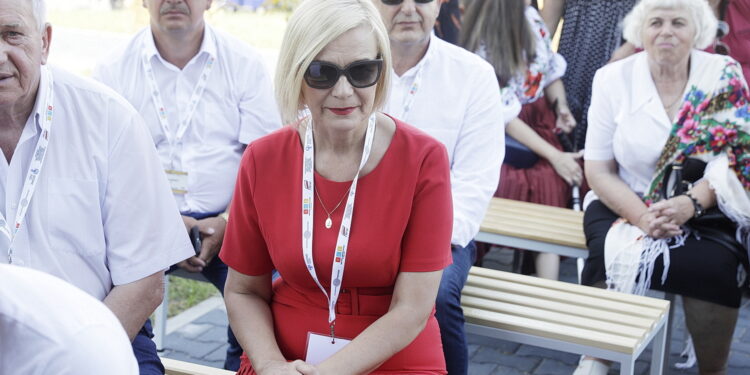 15.08.2022 Jaworznia. Dożynki gminy Piekoszów. Na zdjęciu wicemarszałek Renata Janik / Fot. Jarosław Kubalski - Radio Kielce