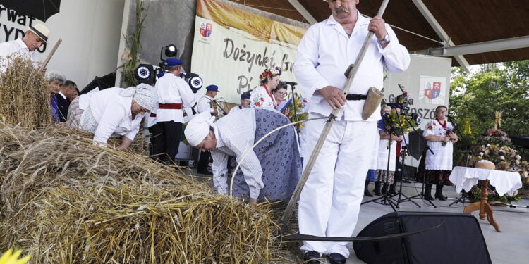 15.08.2022 Jaworznia. Dożynki gminy Piekoszów. Zespół "Piekoszowianie" / Fot. Jarosław Kubalski - Radio Kielce