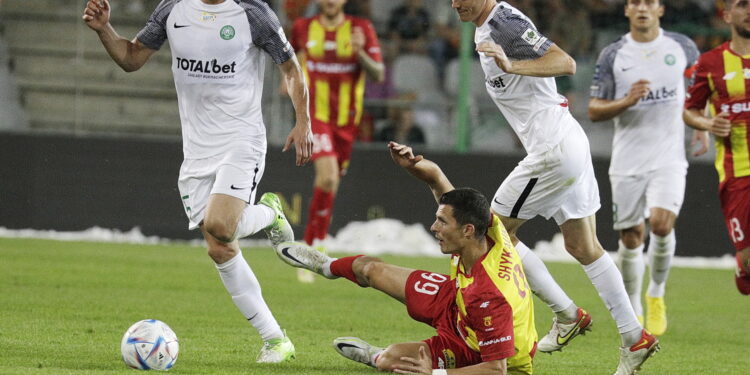 15.08.2022 Kielce. 5. kolejka PKO BP Ekstraklasy: Korona Kielce - Warta Poznań. Na zdjęciu (w środku): Jewgienij Szykawka / Fot. Jarosław Kubalski - Radio Kielce