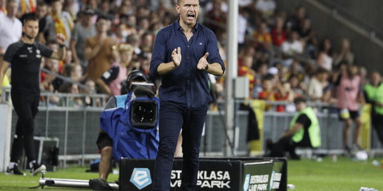 15.08.2022 Kielce. 5. kolejka PKO BP Ekstraklasy: Korona Kielce - Warta Poznań. Trener Korony Leszek Ojrzyński / Fot. Jarosław Kubalski - Radio Kielce