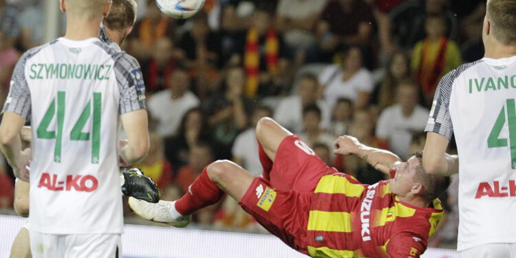 15.08.2022 Kielce. 5. kolejka PKO BP Ekstraklasy: Korona Kielce - Warta Poznań. Na zdjęciu (w środku): Jacek Kiełb / Fot. Jarosław Kubalski - Radio Kielce