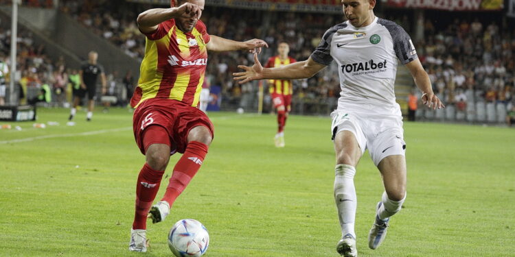 15.08.2022 Kielce. 5. kolejka PKO BP Ekstraklasy: Korona Kielce - Warta Poznań. Na zdjęciu (z lewej): Luka Zarandia / Fot. Jarosław Kubalski - Radio Kielce