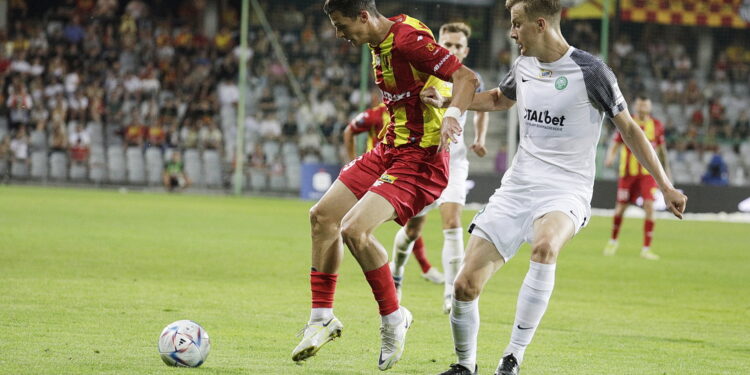 15.08.2022 Kielce. 5. kolejka PKO BP Ekstraklasy: Korona Kielce - Warta Poznań. Na zdjęciu (z lewej): Jewgienij Szykawka / Fot. Jarosław Kubalski - Radio Kielce