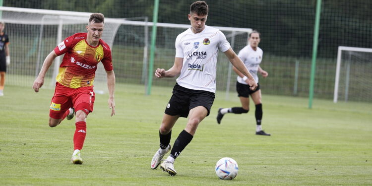 17.08.2022 Kielce. Piłka nożna III liga. Mecz Korona II Kielce - KSZO Ostrowiec / Fot. Jarosław Kubalski - Radio Kielce