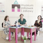 18.08.2022. Kielce. Konferencja w Muzeum Zabawek i Zabawy. Na zdjęciu (od lewej): Iwona Furmańczyk - kierownik działu edukacji w muzeum, dyrektor Daria Dyktyńska i Agnieszka Kowalczyk-Krzysiek – muzyk, piosenkarka. / Fot. Jarosław Kubalski -Radio Kielce