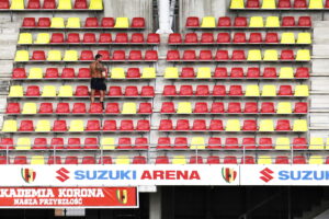 23.08.2022. Kielce. Wymiana krzesełek na Suzuki Arenie / Fot. Jarosław Kubalski - Radio Kielce