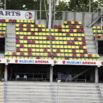 Żółto-czerwone krzesełka zaczynają zdobić Suzuki Arenę - Radio Kielce 23.08.2022. Kielce. Wymiana krzesełek na Suzuki Arenie / Fot. Jarosław Kubalski - Radio Kielce