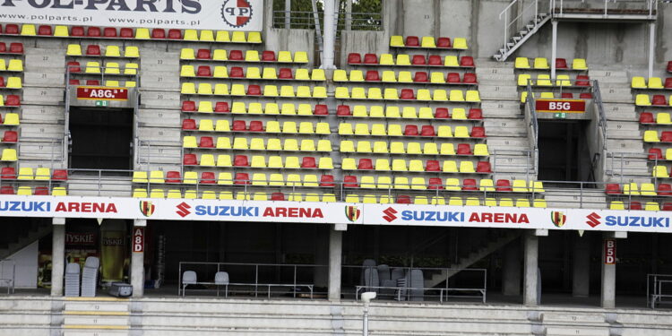 23.08.2022. Kielce. Wymiana krzesełek na Suzuki Arenie / Fot. Jarosław Kubalski - Radio Kielce