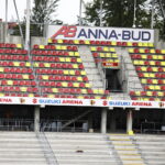 Żółto-czerwone krzesełka zaczynają zdobić Suzuki Arenę - Radio Kielce 23.08.2022. Kielce. Wymiana krzesełek na Suzuki Arenie / Fot. Jarosław Kubalski - Radio Kielce