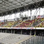 Żółto-czerwone krzesełka zaczynają zdobić Suzuki Arenę - Radio Kielce 23.08.2022. Kielce. Wymiana krzesełek na Suzuki Arenie / Fot. Jarosław Kubalski - Radio Kielce