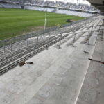 Żółto-czerwone krzesełka zaczynają zdobić Suzuki Arenę - Radio Kielce 23.08.2022. Kielce. Wymiana krzesełek na Suzuki Arenie / Fot. Jarosław Kubalski - Radio Kielce