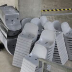 Żółto-czerwone krzesełka zaczynają zdobić Suzuki Arenę - Radio Kielce 23.08.2022. Kielce. Wymiana krzesełek na Suzuki Arenie / Fot. Jarosław Kubalski - Radio Kielce