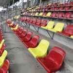 Żółto-czerwone krzesełka zaczynają zdobić Suzuki Arenę - Radio Kielce 23.08.2022. Kielce. Wymiana krzesełek na Suzuki Arenie / Fot. Jarosław Kubalski - Radio Kielce