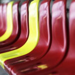 Żółto-czerwone krzesełka zaczynają zdobić Suzuki Arenę - Radio Kielce 23.08.2022. Kielce. Wymiana krzesełek na Suzuki Arenie / Fot. Jarosław Kubalski - Radio Kielce