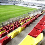 Żółto-czerwone krzesełka zaczynają zdobić Suzuki Arenę - Radio Kielce 23.08.2022. Kielce. Wymiana krzesełek na Suzuki Arenie / Fot. Jarosław Kubalski - Radio Kielce