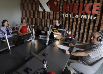 30.08.2022. Radio Kielce. Punkty Widzenia. Na zdjęciu (od lewej): Katarzyna Nowacka - świętokrzyski wicekurator oświaty, Katarzyna Banasik - prezes Stowarzyszenia PASSA, Daniel Lenart - dziennikarz Radia Kielce, Dariusz Wójcik - dyrektor Zespołu Szkół Mechanicznych w Kielcach. / Fot. Dionizy Krawczyński - Radio Kielce.