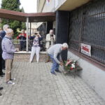 31.08.2022. Kielce. Złożenie kwiatów przed tablicą upamiętniającą strajk pracowników Chemaru w 1980 roku / Fot. Jarosław Kubalski - Radio Kielce
