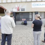 31.08.2022. Kielce. Złożenie kwiatów przed tablicą upamiętniającą strajk pracowników Chemaru w 1980 roku / Fot. Jarosław Kubalski - Radio Kielce