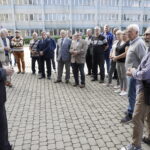 31.08.2022. Kielce. Złożenie kwiatów przed tablicą upamiętniającą strajk pracowników Chemaru w 1980 roku / Fot. Jarosław Kubalski - Radio Kielce