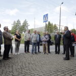 31.08.2022. Kielce. Złożenie kwiatów przed tablicą upamiętniającą strajk pracowników Chemaru w 1980 roku / Fot. Jarosław Kubalski - Radio Kielce